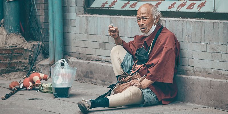 Chú Ăn Xin Trên Đường Phố Sài Gòn Và Sự Giúp Đỡ Từ OKVIP